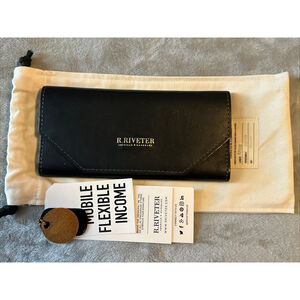 New R. Riveter Black Leather Wallet Style 305 Dust Bag